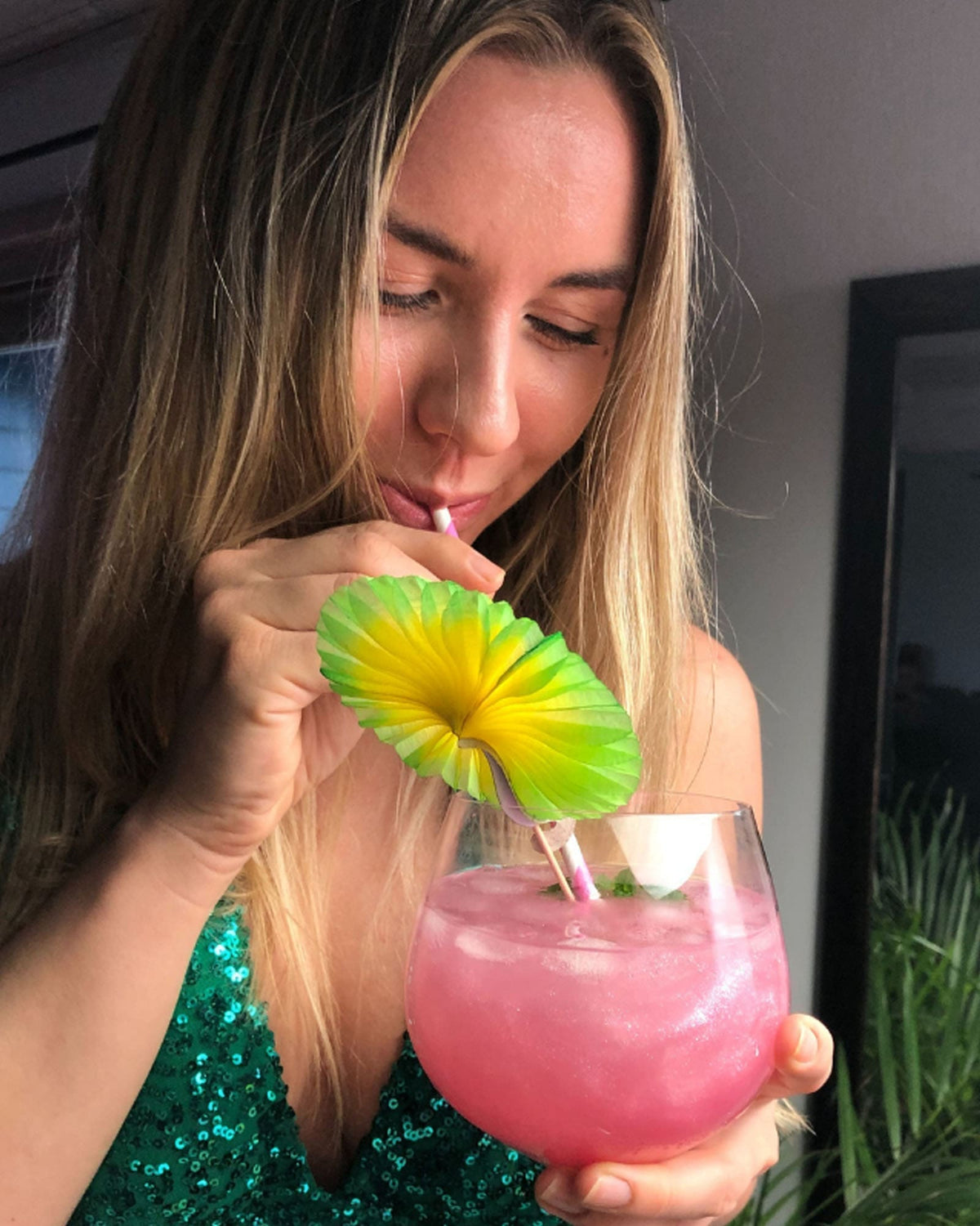 Cocktail decorated with Rose Shimmer edible glitter