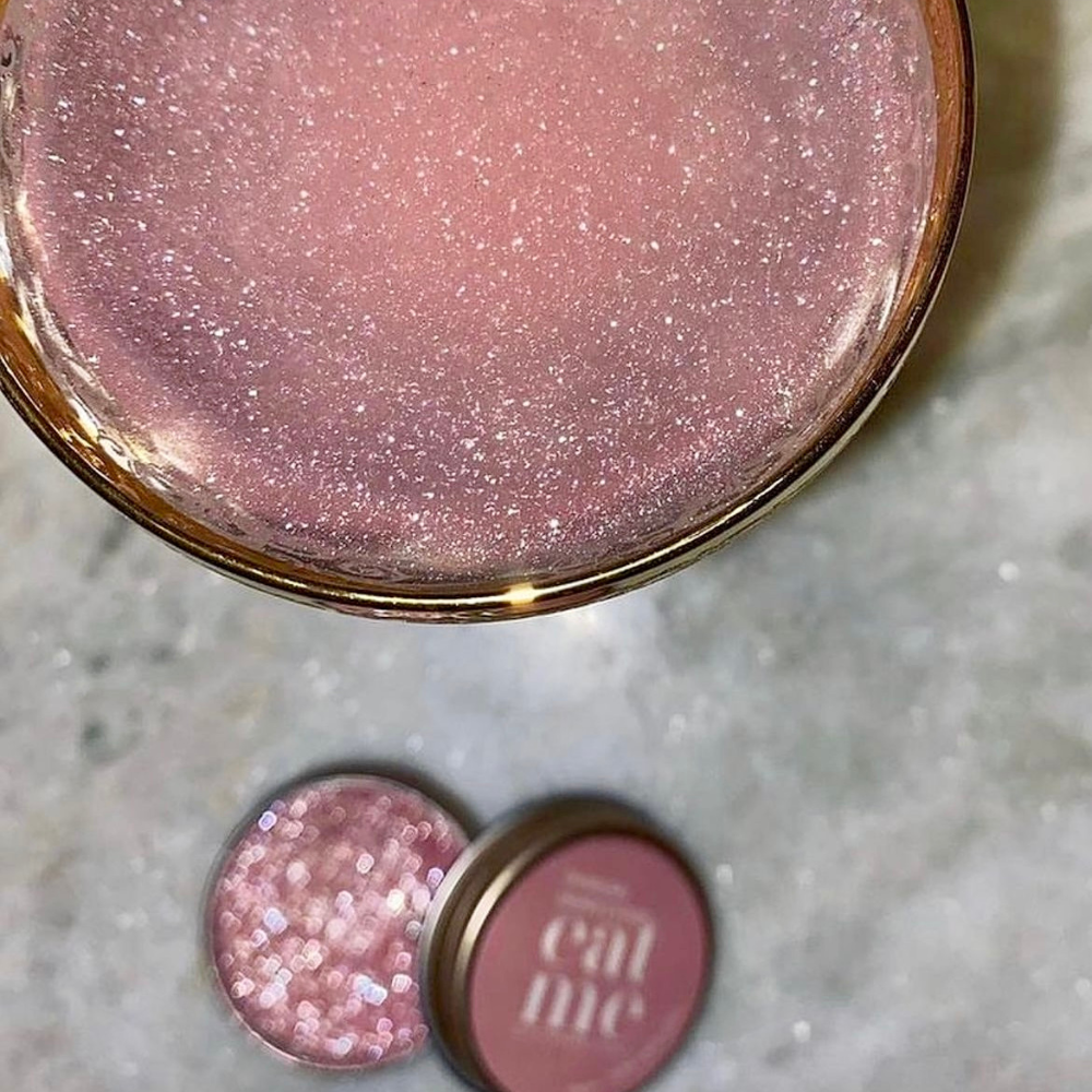 Drink decorated with Rose Shimmer edible glitter