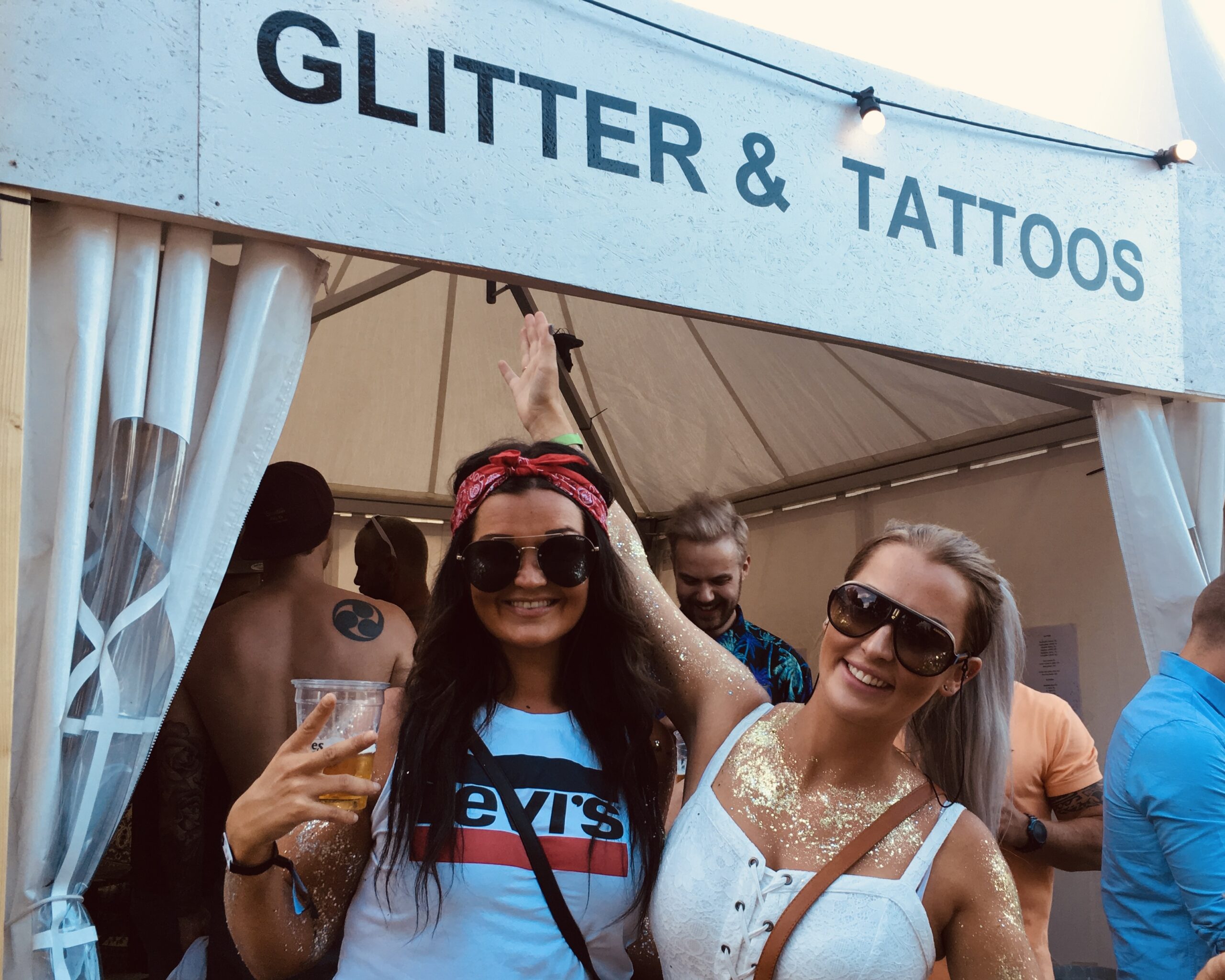 Festival guest wearing plant-based biodegradable glitter from Glitter Eco Lovers.